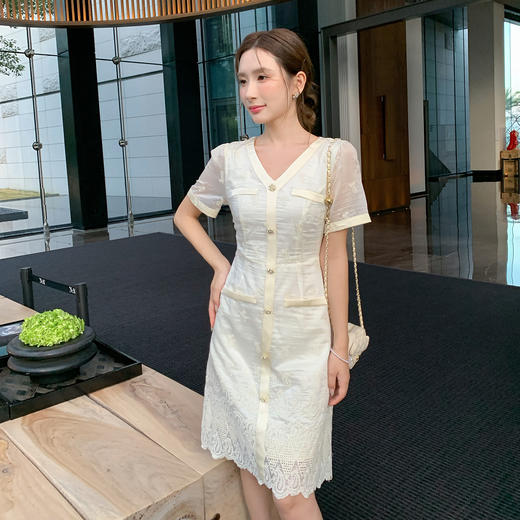 奢姿大码女装2025夏季减龄绣花设计时尚连衣裙胖妹妹V领简约裙子9952890494 商品图2