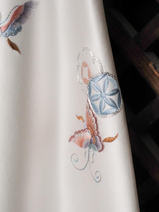 盛唐牡丹大师系列| 重工盘银喜鹊蝴蝶平针绣外套 商品图2