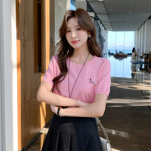 奢姿大码女装2025夏季减龄绣花图案时尚针织衫胖妹妹圆领百搭上衣9652690346 商品图2