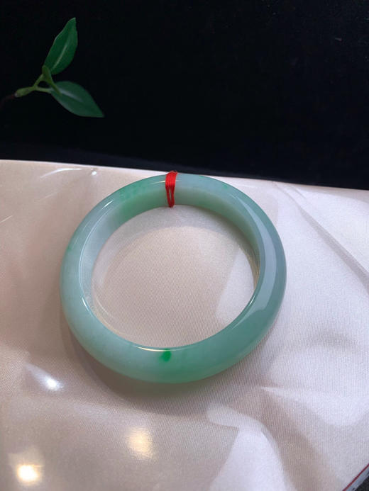 620091，58果绿底手镯，整圈带绿底色 局部带一抹阳绿，整条均匀细腻 商品图4