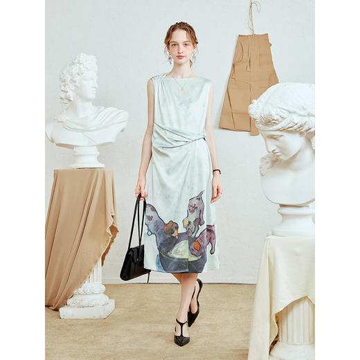 两三事 风的呓语 2025夏季新款优雅印花下摆扭结腰身无袖连衣裙 商品图3
