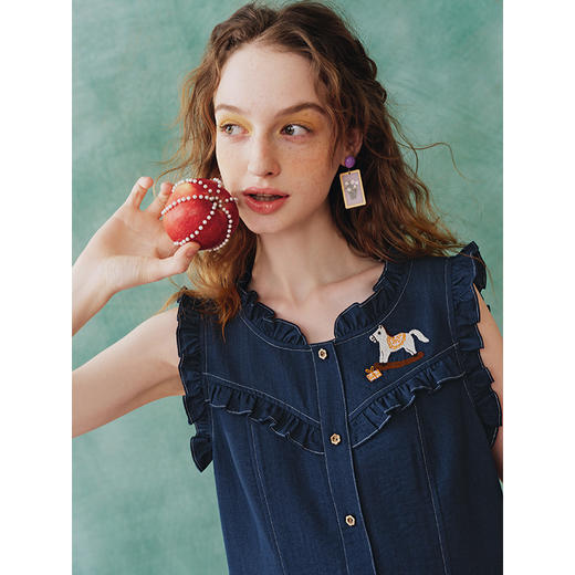 两三事动力马车2025夏新款小木马刺绣荷叶边裙摆短款背心裙连衣裙 商品图2