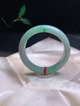 620091，58果绿底手镯，整圈带绿底色 局部带一抹阳绿，整条均匀细腻