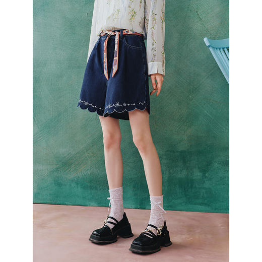 两三事 萤火岛屿 2025夏季新款休闲绣花波浪边裤脚绑带牛仔裤女 商品图1