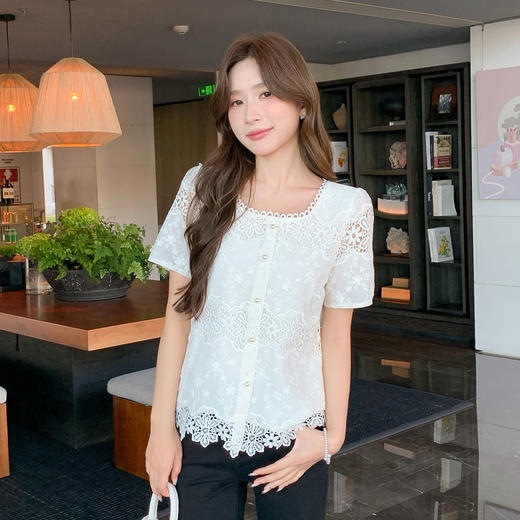 奢姿大码女装2025夏季减龄蕾丝镂空时尚衬衫胖妹妹绣花方领上衣9952293683 商品图4