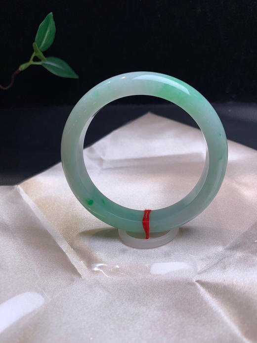 620091，58果绿底手镯，整圈带绿底色 局部带一抹阳绿，整条均匀细腻 商品图1