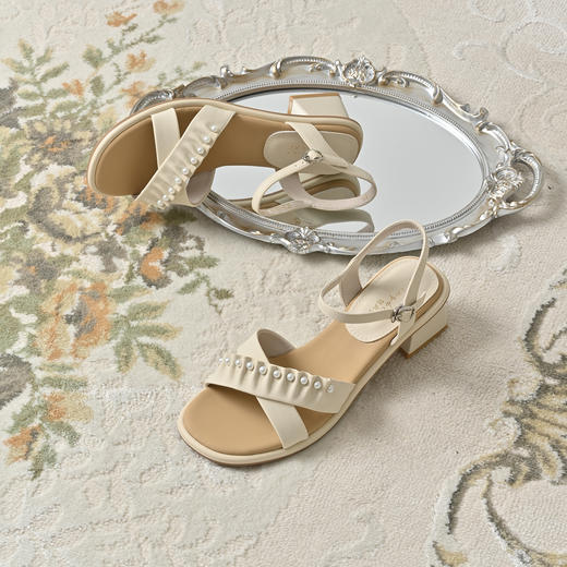 经典鲨2025夏季新品气质简约露趾后空中粗跟通勤珍珠凉鞋女KC19-529131 商品图1