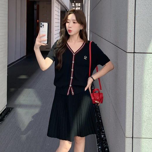 奢姿大码女装2025夏季气质V领针织两件套胖妹妹胸针简约百褶套装9852969757 商品图1