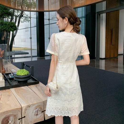 奢姿大码女装2025夏季减龄绣花设计时尚连衣裙胖妹妹V领简约裙子9952890494 商品图3
