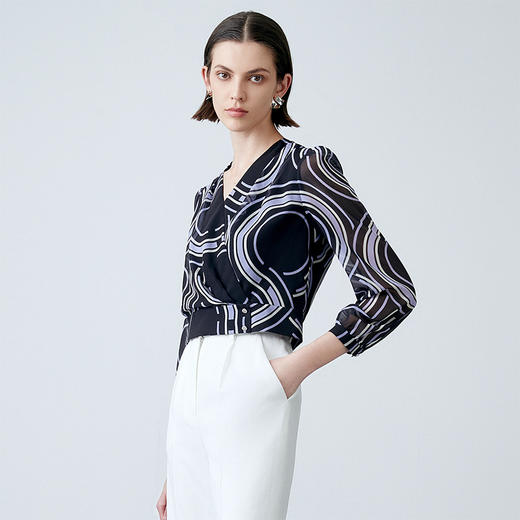 EITIE爱特爱夏季新款时尚V领气质收腰显瘦通勤印花长袖上衣7813510 商品图3