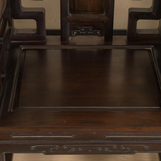 清 红木攒接拐子纹扶手椅成堂（四椅两几） 商品图4