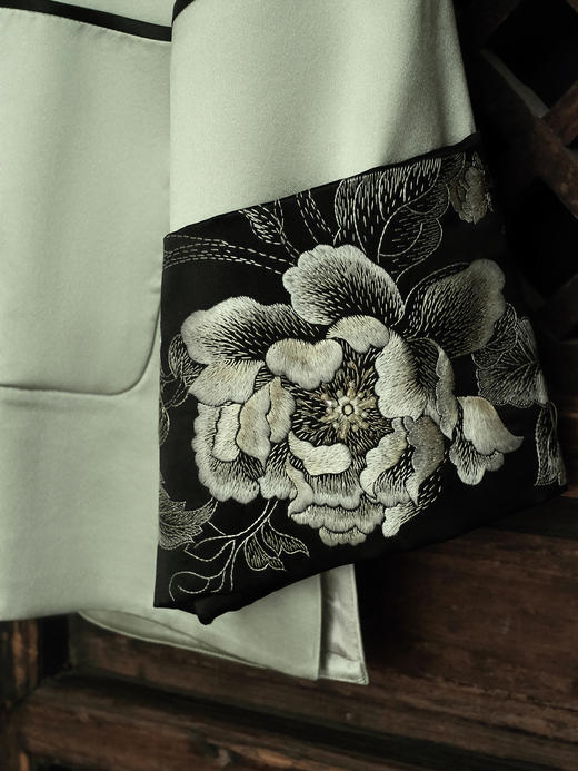 盛唐牡丹大师系列| 重缎牡丹刺绣丝毛外套-灰绿 商品图2