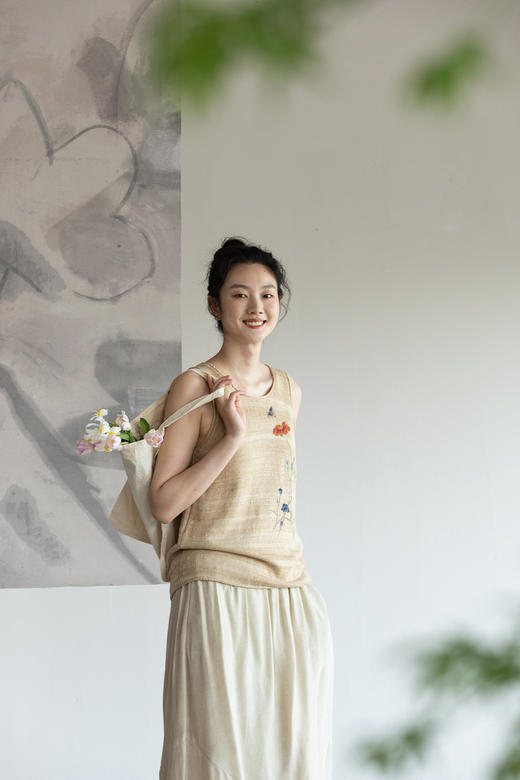 牧衣游原创 柞蚕丝手工刺绣混织毛织马夹圆领质朴百搭背心 梧桐栖 商品图5