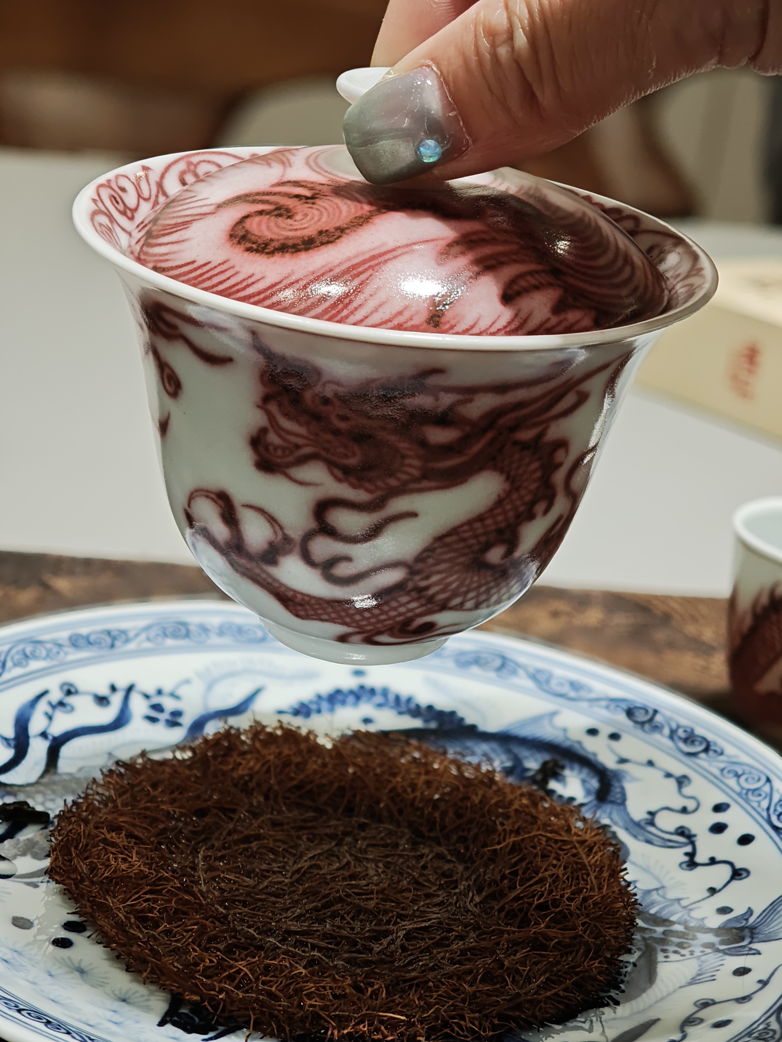 釉里红薄胎龙纹盖碗