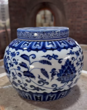 柴窑仿明青花缠枝莲茶叶罐