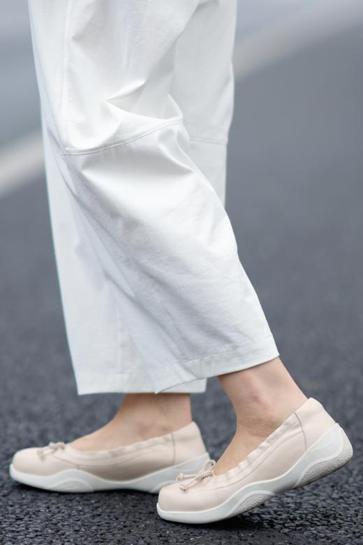 随单送船袜2双，15天左右发货【🌸粉色芭蕾优雅风，休闲鞋一脚蹬】帮面牛皮，内里羊皮，鞋底橡胶，34-40，鞋跟高3.5厘米，优雅芭蕾舞鞋楦型结合舒适运动大底，优雅与休闲巧妙结合，鞋口松紧带，穿得牢 商品图5