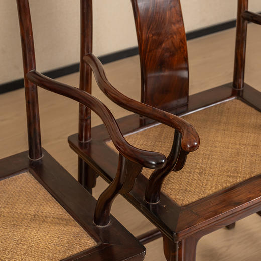 二十世纪	红木浮雕如意云纹四出头官帽椅成堂（一堂四只） 商品图3