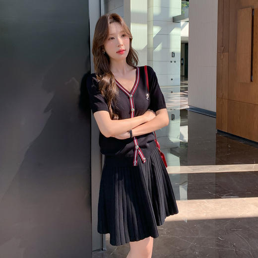 奢姿大码女装2025夏季气质V领针织两件套胖妹妹胸针简约百褶套装9852969757 商品图3