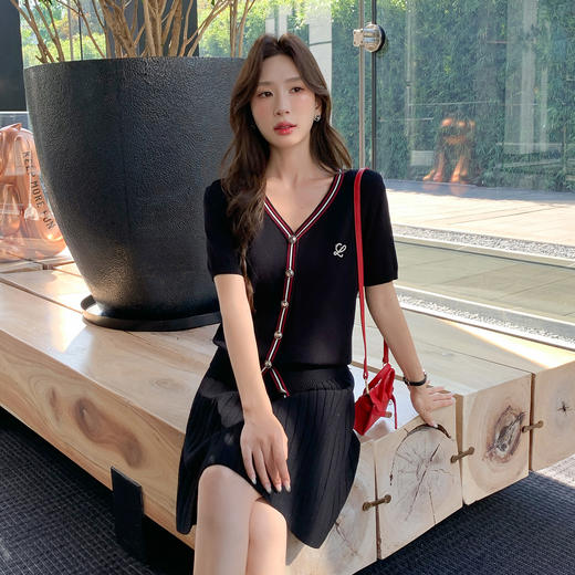 奢姿大码女装2025夏季气质V领针织两件套胖妹妹胸针简约百褶套装9852969757 商品图2