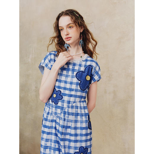 两三事 花月筑海 2025夏季新款花朵贴布绣蕾丝拼接格子连袖连衣裙 商品图1