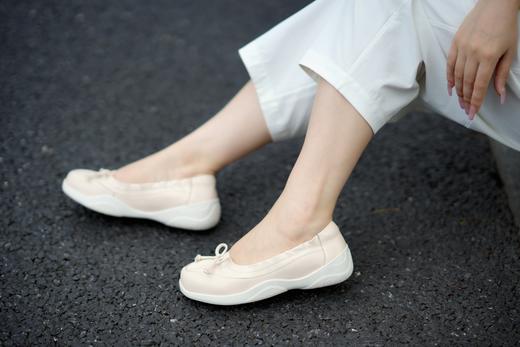 随单送船袜2双，15天左右发货【🌸粉色芭蕾优雅风，休闲鞋一脚蹬】帮面牛皮，内里羊皮，鞋底橡胶，34-40，鞋跟高3.5厘米，优雅芭蕾舞鞋楦型结合舒适运动大底，优雅与休闲巧妙结合，鞋口松紧带，穿得牢 商品图11