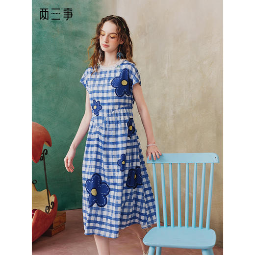 两三事 花月筑海 2025夏季新款花朵贴布绣蕾丝拼接格子连袖连衣裙 商品图0