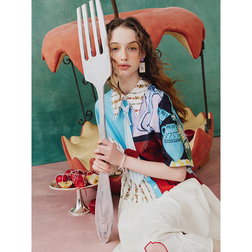 两三事抽象失序2025夏季新款文艺风抽象印花镂空荷叶边裙摆连衣裙 商品图2