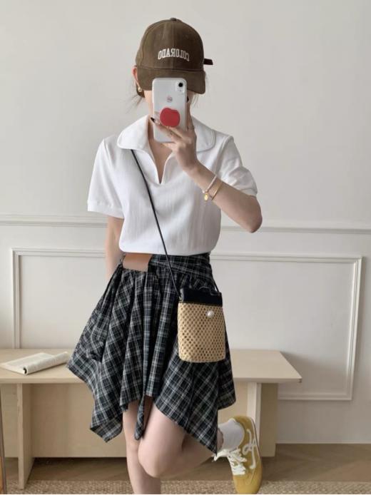 🌸春夏限定💰【苏格兰格子不规则半身裙&娃娃领正肩T恤】甜酷风造型，简约韩系氛围感穿搭！☀️翻领设计展现颈部线条，⁠日常百搭又通勤  商品图6