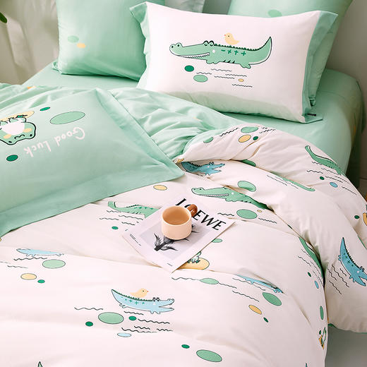 多喜爱 卡通全棉斜纹四件套 快乐池塘 柔软细腻 亲肤耐用 双面设计 宽边枕套 儿童 小青蛙和小鳄鱼 学生 商品图2