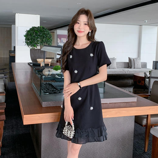 【清仓超15天不保价】奢姿大码女装2025夏季新款胖MM拼接荷叶边遮肉钉珠A字气质连衣裙9952858292【1】 商品图1