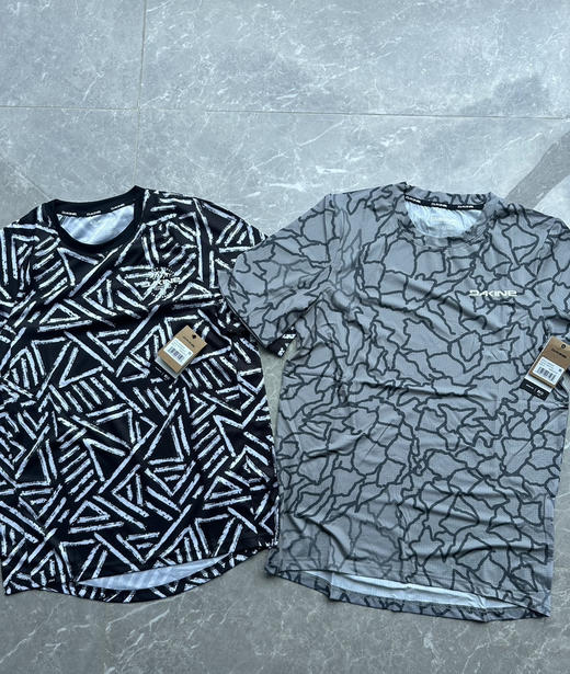 全新正品Dakine Thrillium系列男士运动户外弹力快干透气短袖T恤款，两个色.原价70美金，现特价💰99包邮 商品图0