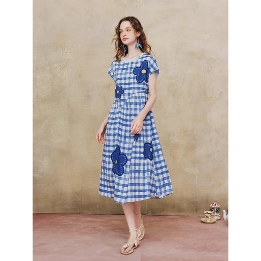 两三事 花月筑海 2025夏季新款花朵贴布绣蕾丝拼接格子连袖连衣裙 商品图3