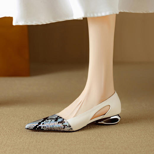 【预售5天】巨显气质~真皮蛇纹浅口单鞋女夏新款法式通勤侧空凉鞋DB&M6367 商品图0