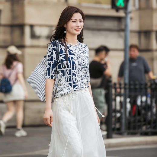 【林栖设计小店】【现货】桑蚕丝混纺毛织上衣蓝印花纹复古气质2025夏季新款上衣女1952527 商品图4