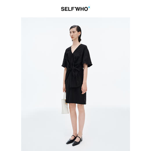 SELFWHO莱赛尔混纺黑色V领扭结捏花连衣裙女2025夏新款收腰A摆裙 商品图1