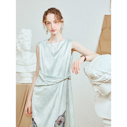 两三事 风的呓语 2025夏季新款优雅印花下摆扭结腰身无袖连衣裙 商品图2