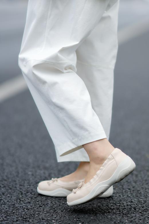 随单送船袜2双，15天左右发货【🌸粉色芭蕾优雅风，休闲鞋一脚蹬】帮面牛皮，内里羊皮，鞋底橡胶，34-40，鞋跟高3.5厘米，优雅芭蕾舞鞋楦型结合舒适运动大底，优雅与休闲巧妙结合，鞋口松紧带，穿得牢 商品图10