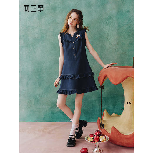两三事动力马车2025夏新款小木马刺绣荷叶边裙摆短款背心裙连衣裙 商品图0