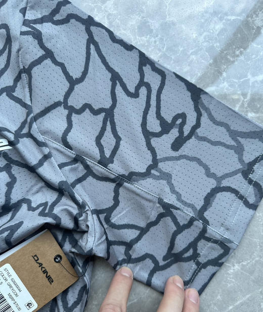 全新正品Dakine Thrillium系列男士运动户外弹力快干透气短袖T恤款，两个色.原价70美金，现特价💰99包邮 商品图4