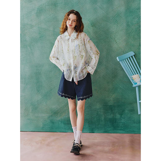两三事 琉璃清梦 2025夏季新款复古荷叶边翻领印花长袖衬衫女 商品图3