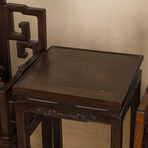 清 红木攒接拐子纹扶手椅成堂（四椅两几） 商品图3