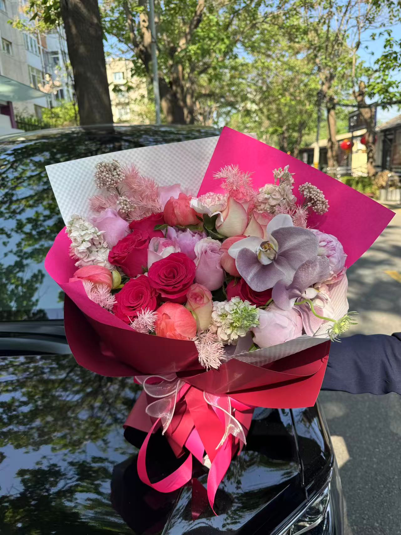 玫红色系蝴蝶兰玫瑰紫罗兰混搭花束