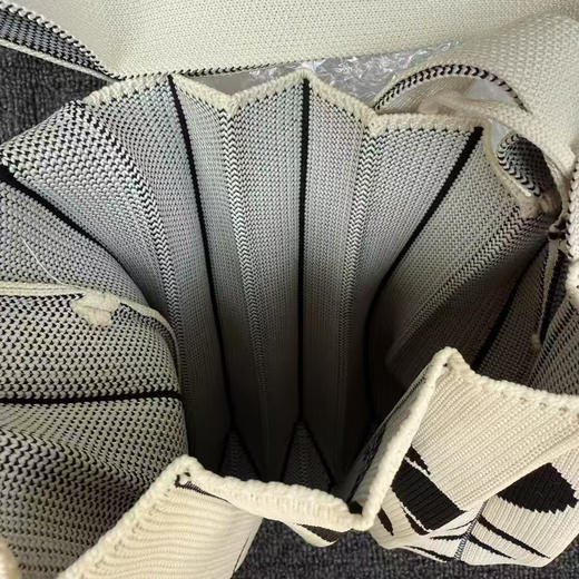 韩单正品 JOSEPH&STACEY三丽鸥HelloKitty联名百褶可爱针织手提包
原价69800韩元 商品图7