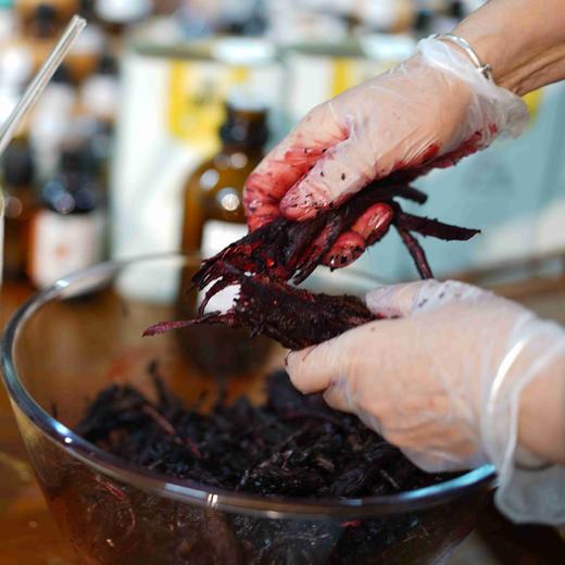 【芳疗-古法紫云膏】药典复刻升级版丨新疆软紫草×秦岭土蜂蜡丨VE+红没药醇+燕麦抗敏丨冷榨芝麻油古法浸提60天丨化腐生肌 蚊虫叮咬止痒解毒 商品图8