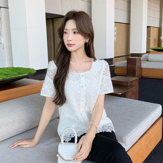 奢姿大码女装2025夏季减龄蕾丝镂空时尚衬衫胖妹妹绣花方领上衣9952293683 商品图0
