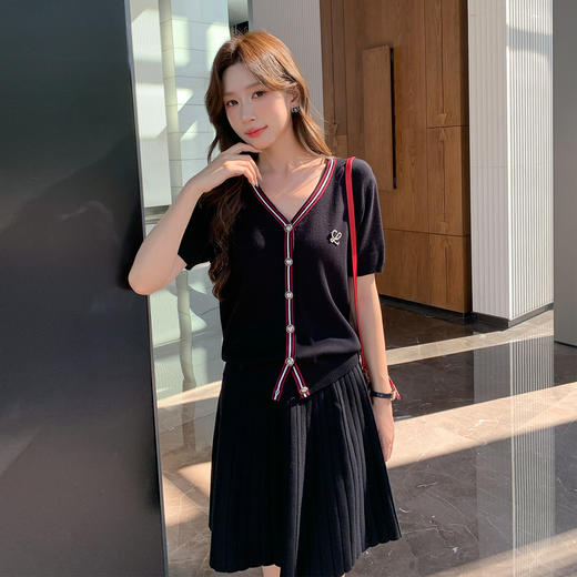 奢姿大码女装2025夏季气质V领针织两件套胖妹妹胸针简约百褶套装9852969757 商品图0