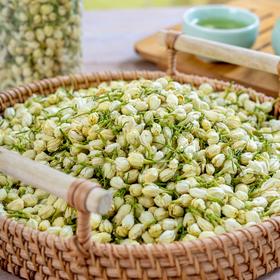 【茉莉花特级干花】没有一杯茉莉花茶的夏天是不完整的～ 夏日，蝉鸣未起 茉莉花那沁人心脾的香气，最初源自何处？微风拂过，洁白的茉莉以其独有的花香，开启了夏日的序章。