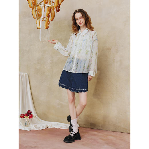 两三事 琉璃清梦 2025夏季新款复古荷叶边翻领印花长袖衬衫女 商品图2