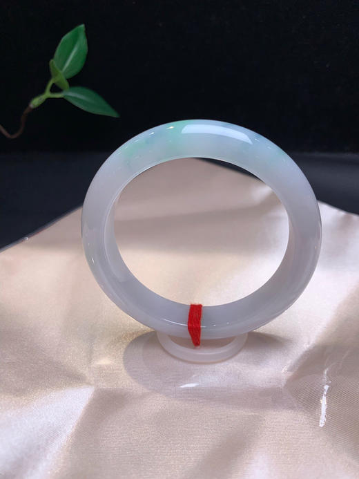 620089，55春彩正圈手镯，整条清新干净，底妆均匀，绿花里带了些紫  清爽有特色 商品图1