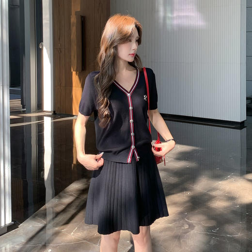 奢姿大码女装2025夏季气质V领针织两件套胖妹妹胸针简约百褶套装9852969757 商品图4